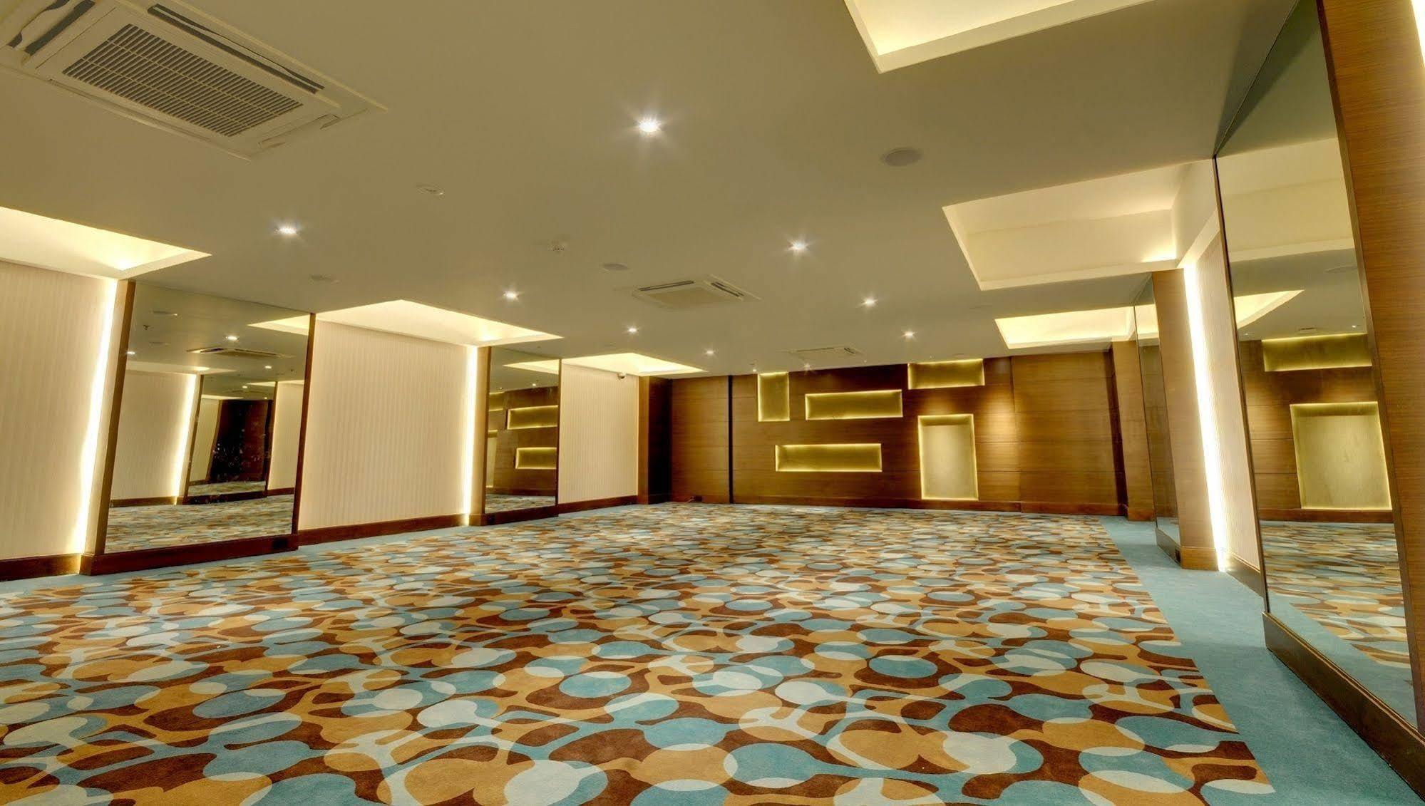 Hotel Platinum Rajkot Exterior foto